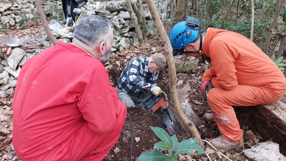 Nel cuore del Carso triestino una grotta porta il nome di Camerota: la scoperta di Vincenzo e Francesco Orza