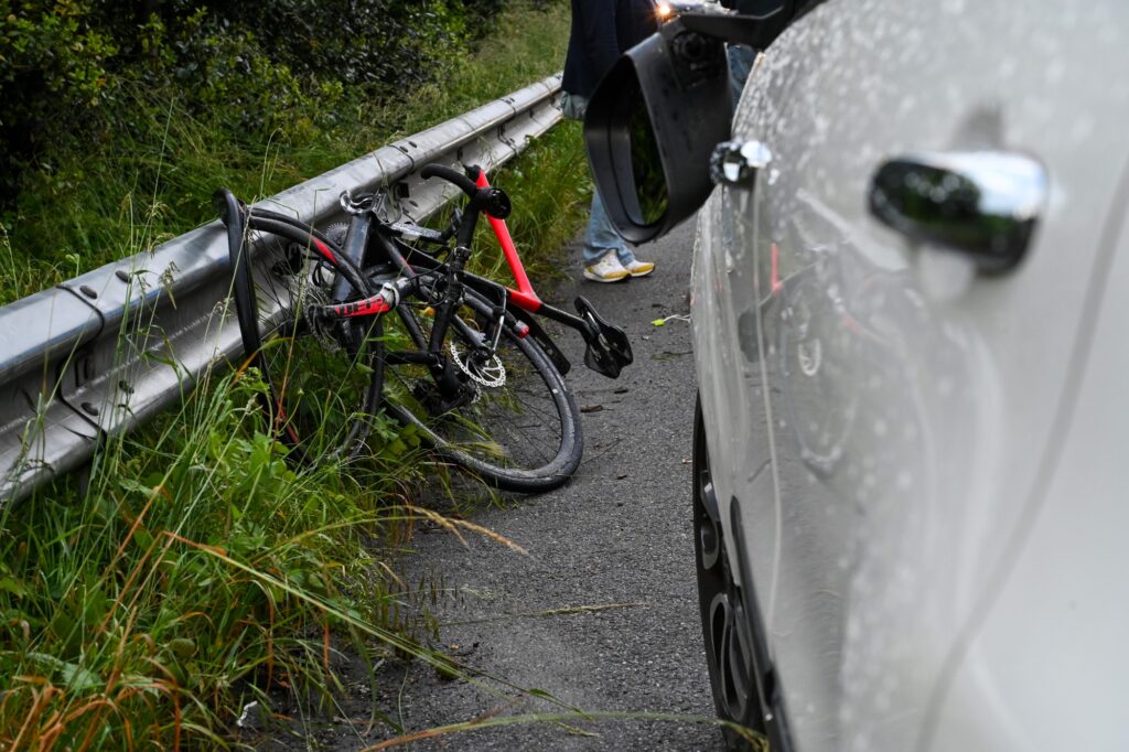 Caggiano, ciclista perde il controllo e finisce sull’asfalto: è stabile