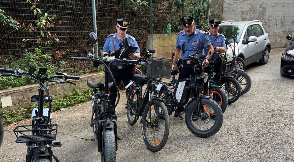 Blitz dei vigili urbani, stretta su bici elettriche e monopattini: raffica di sequestri