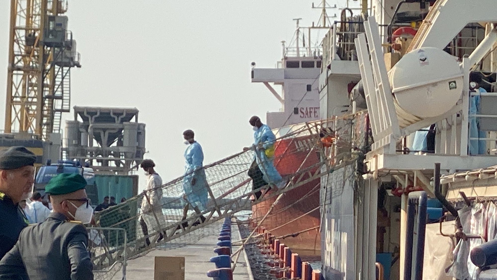 Salerno, nuovo sbarco di migranti: a bordo anche donne incinte e numerosi minori