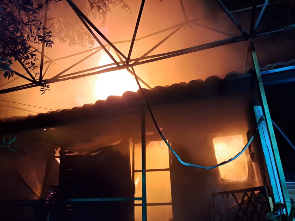 Incendio a Villammare, distrutte tre casette in legno