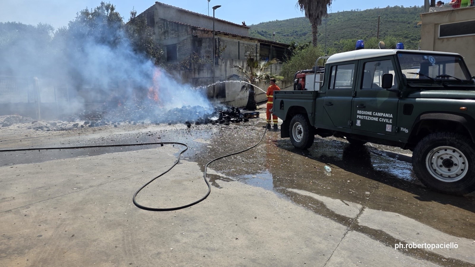 Attimi di paura a Castellabate: incendio nel piazzale del supermercato Superdis