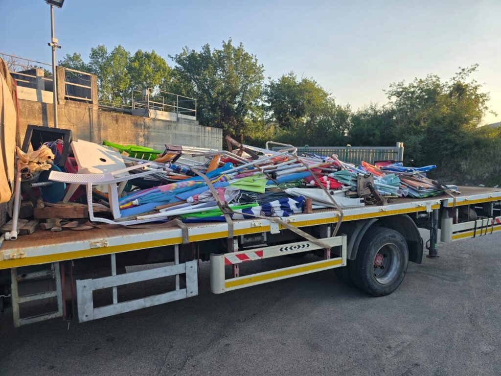 Montecorice, stretta sulle spiagge libere: sequestrati oltre 160 ombrelloni “segnaposto”