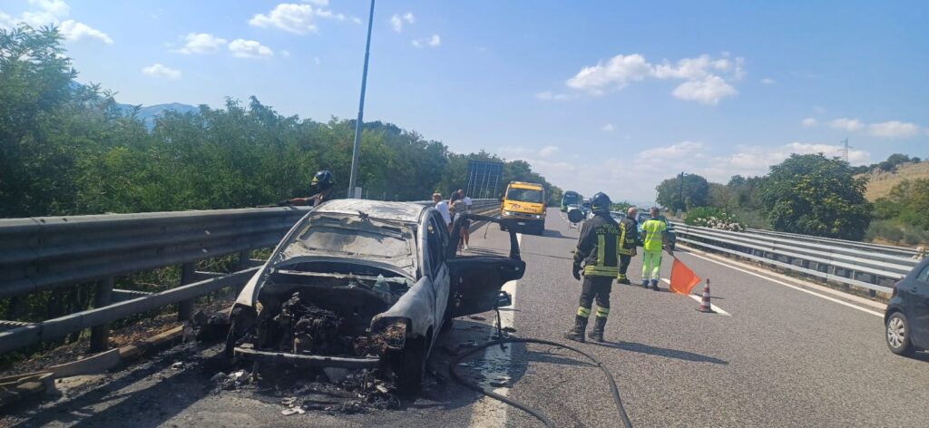 Auto in fiamme sull’autostrada A2 ad Atena Lucana: illesi gli occupanti