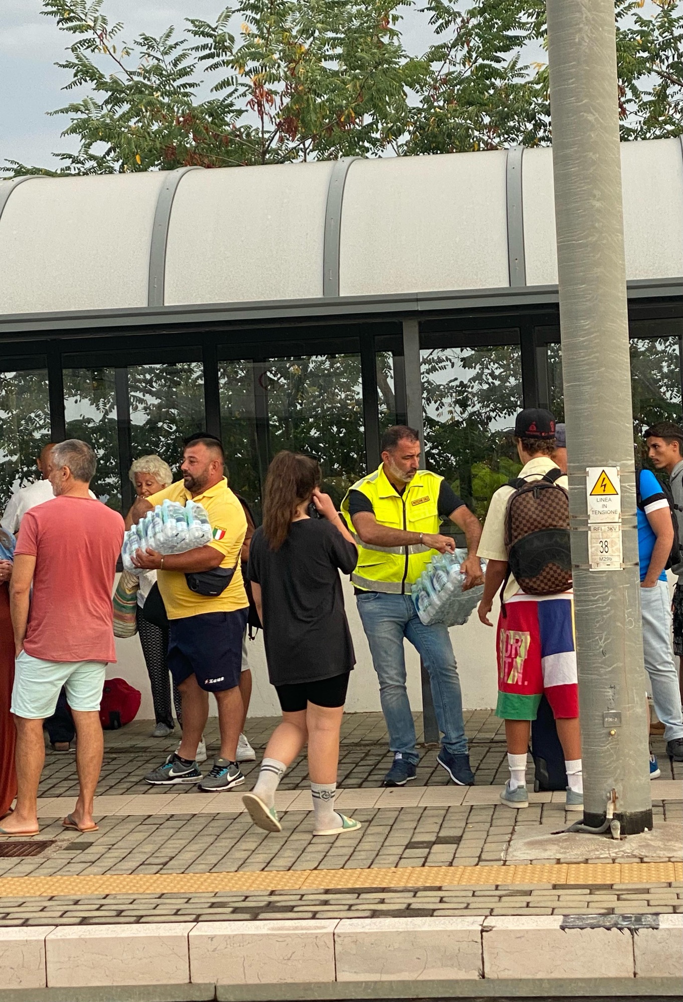Incendio sui binari a Policastro, protezione civile assiste i viaggiatori