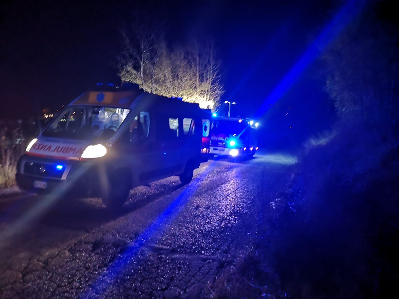 Tenta di rientrare in casa arrampicandosi: cade dal secondo piano e finisce in ospedale