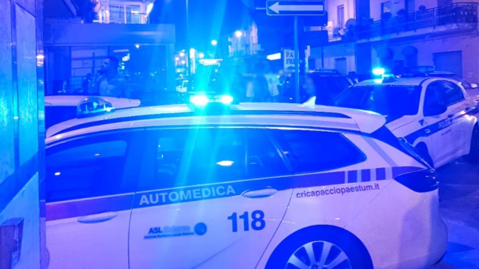 Notte di tensione ad Agropoli: auto danneggiate e minacce ai passanti, fermato un uomo
