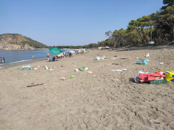 Marina di Camerota, Ferragosto di degrado: campeggio abusivo e rifiuti al Mingardo
