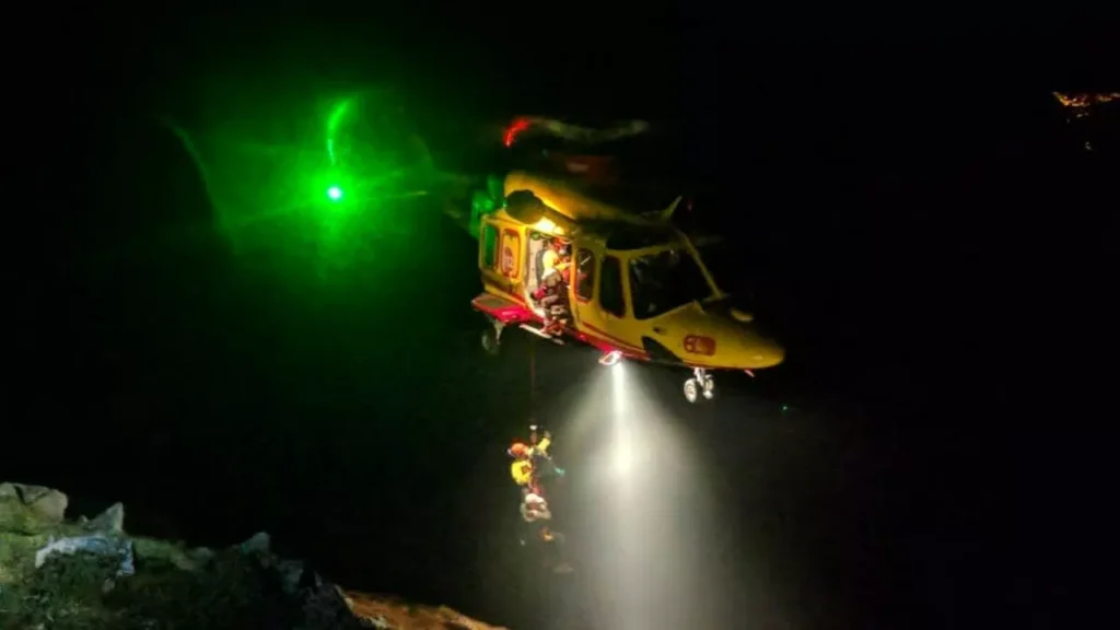 San Nicola a Mare, 14enne precipita giù sugli scogli: soccorsa in elicottero