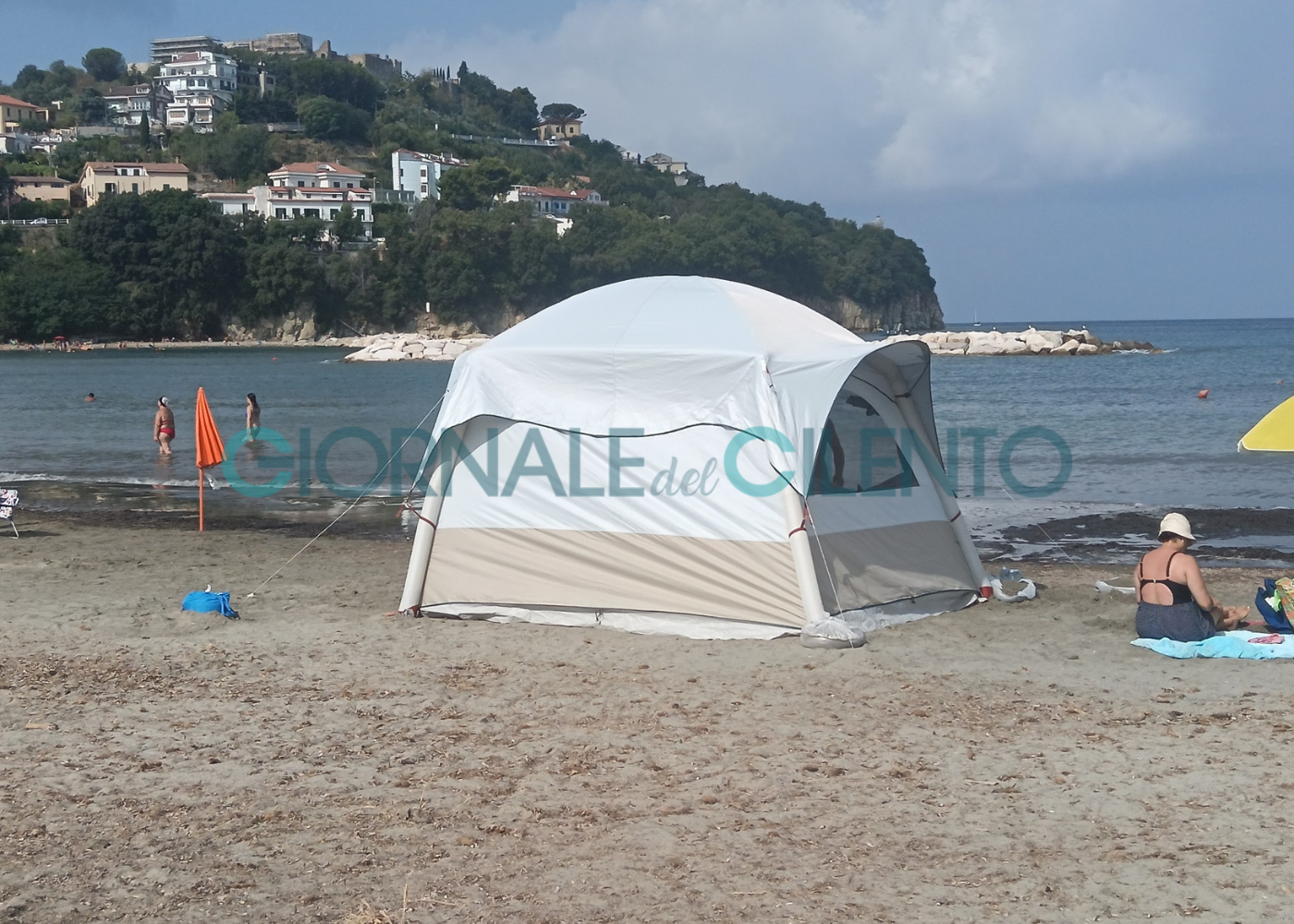 Agropoli, tenda montata in spiaggia: scoppia la polemica sul web