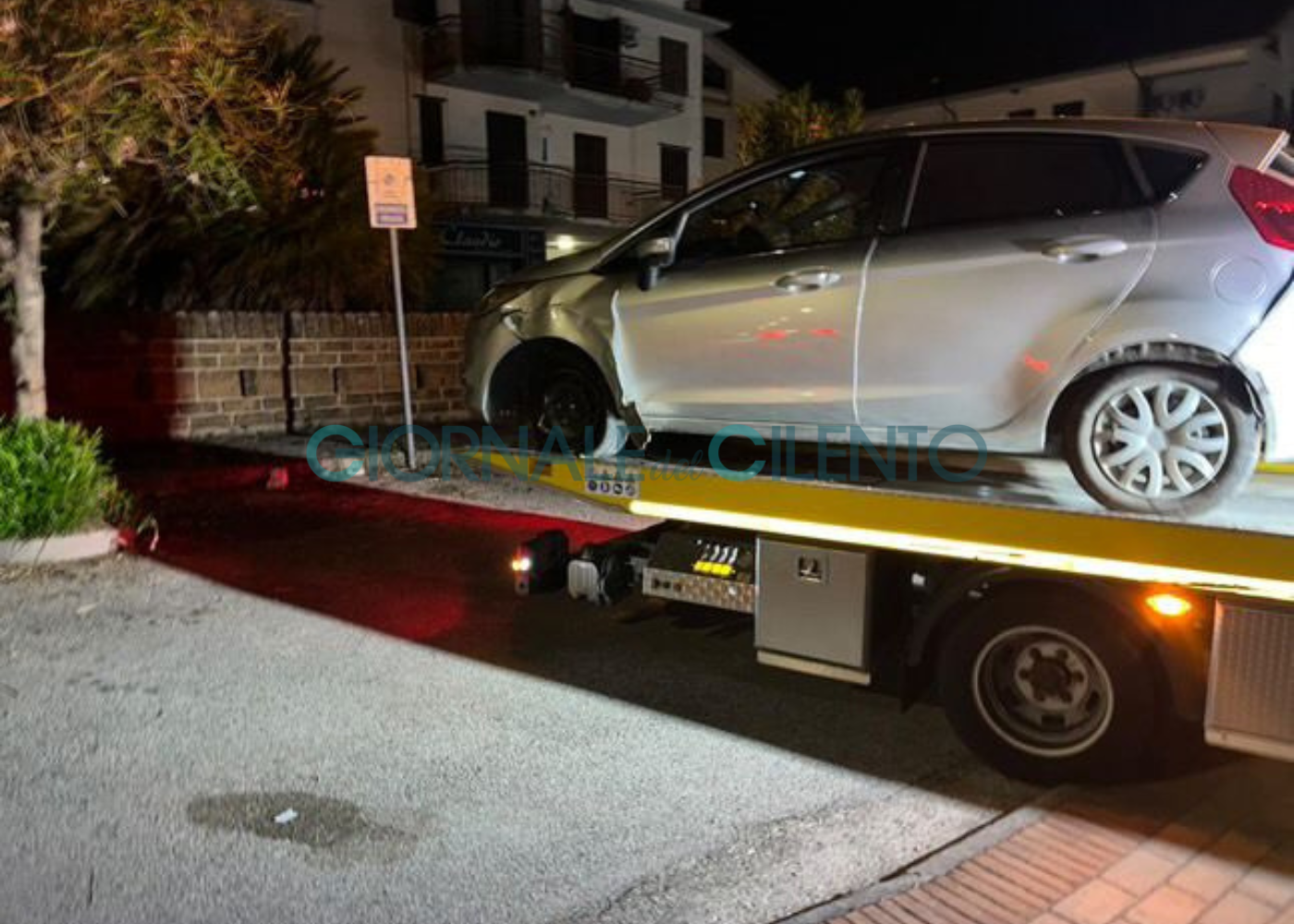 Ascea, tampona un’auto e poi scappa via: è caccia al pirata della strada