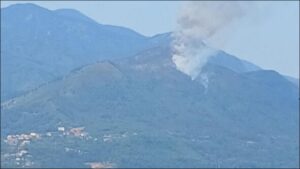 Laurito, incendio in montagna: soccorsi allertati