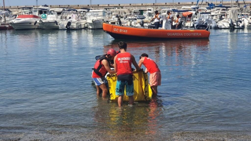 Marina di Pisciotta, anziano in difficoltà salvato da due giovani bagnini