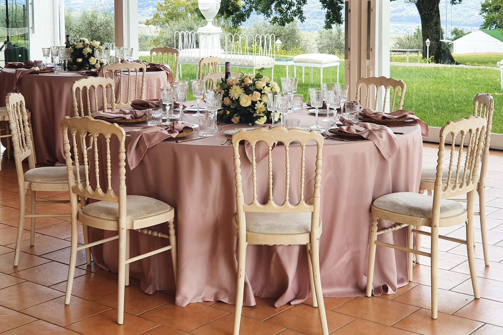 Accogliere con stile: arredamento indoor, outdoor e catering per locali pubblici di successo