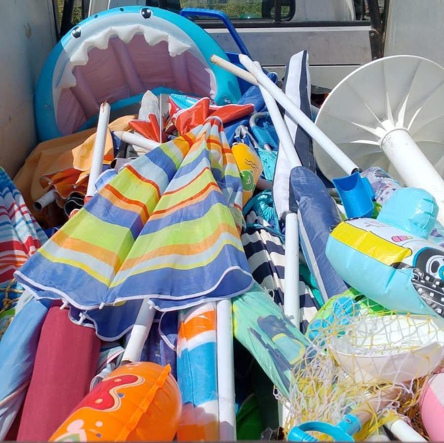 Agropoli, sgomberate le spiagge libere: sequestrati gli ombrelloni abusivi