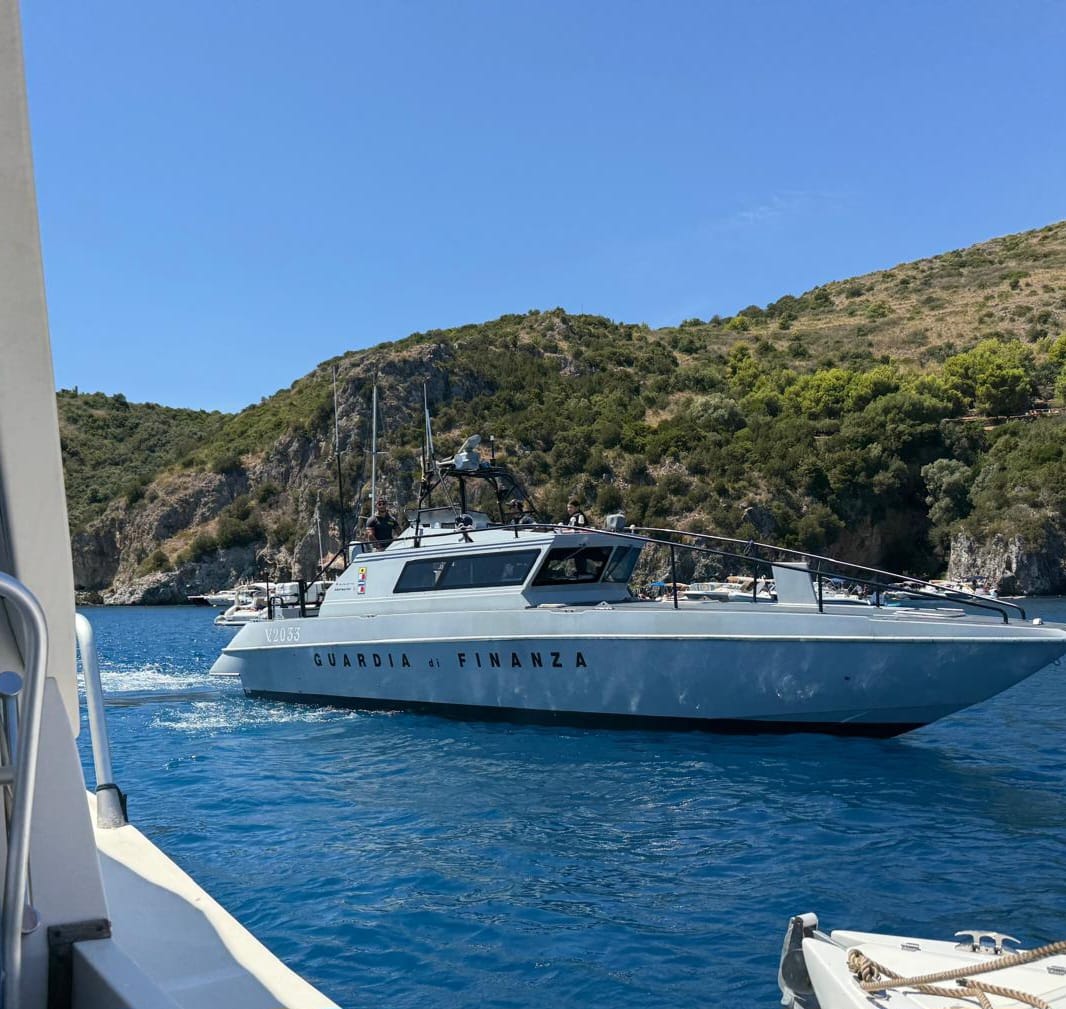 Controlli nell’area marina protetta degli Infreschi: guardia di Finanza e capitaneria presidiano il mare