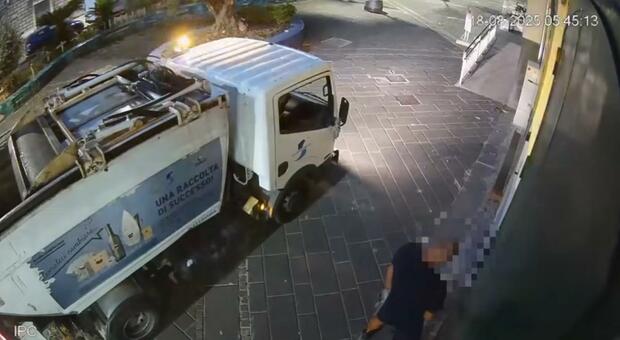 Operatore di Salerno Pulita sorpreso a urinare in strada: società annuncia provvedimenti