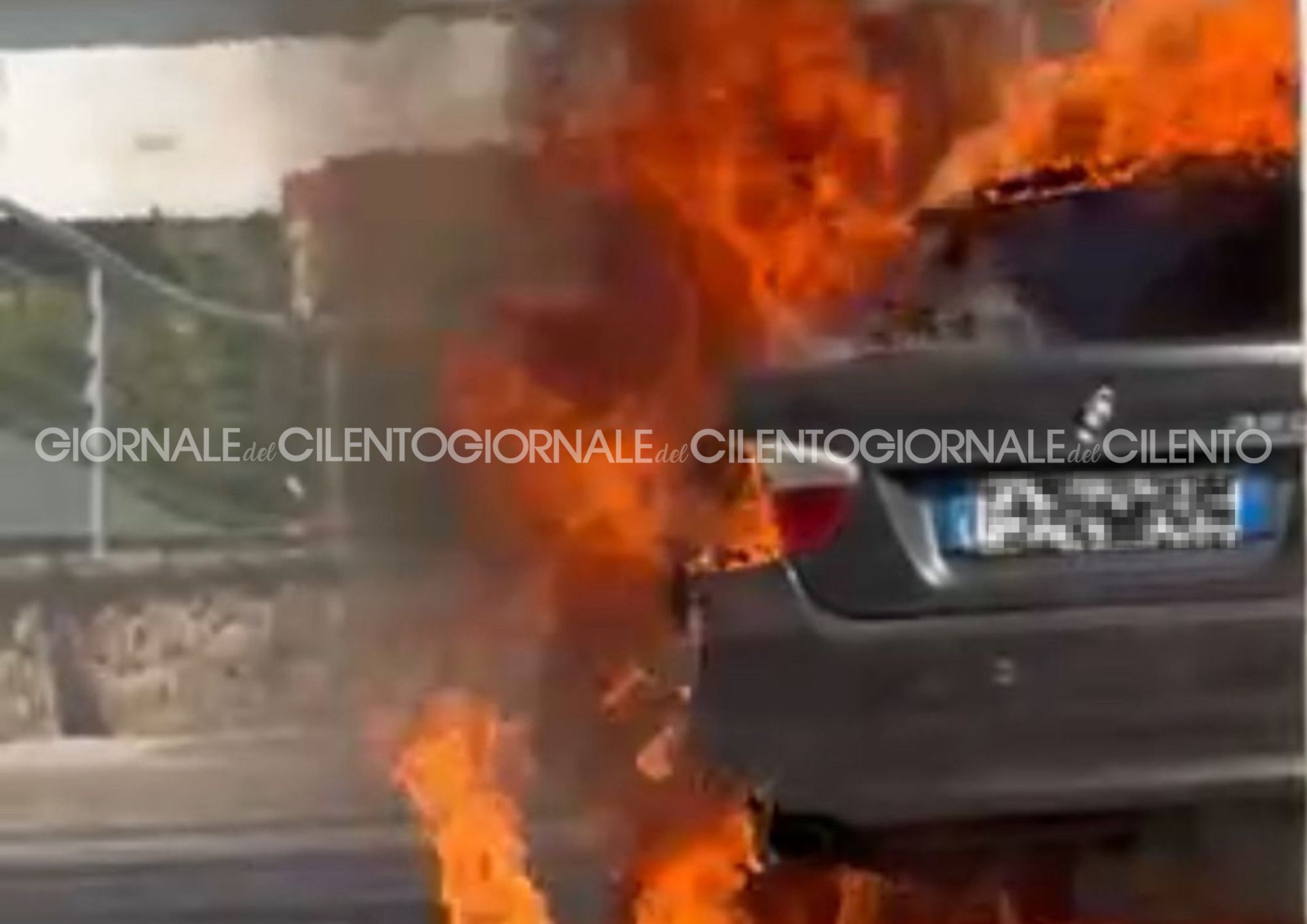 Paura ad Agropoli, auto in fiamme: nessun ferito