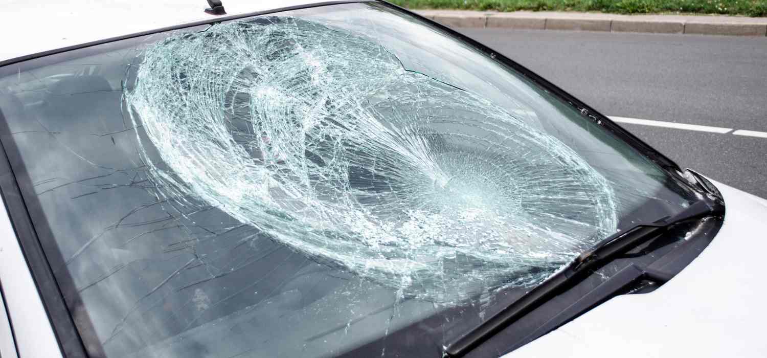 Violento scontro nella notte a Sapri: giovane in bici elettrica finisce sul parabrezza di un’auto
