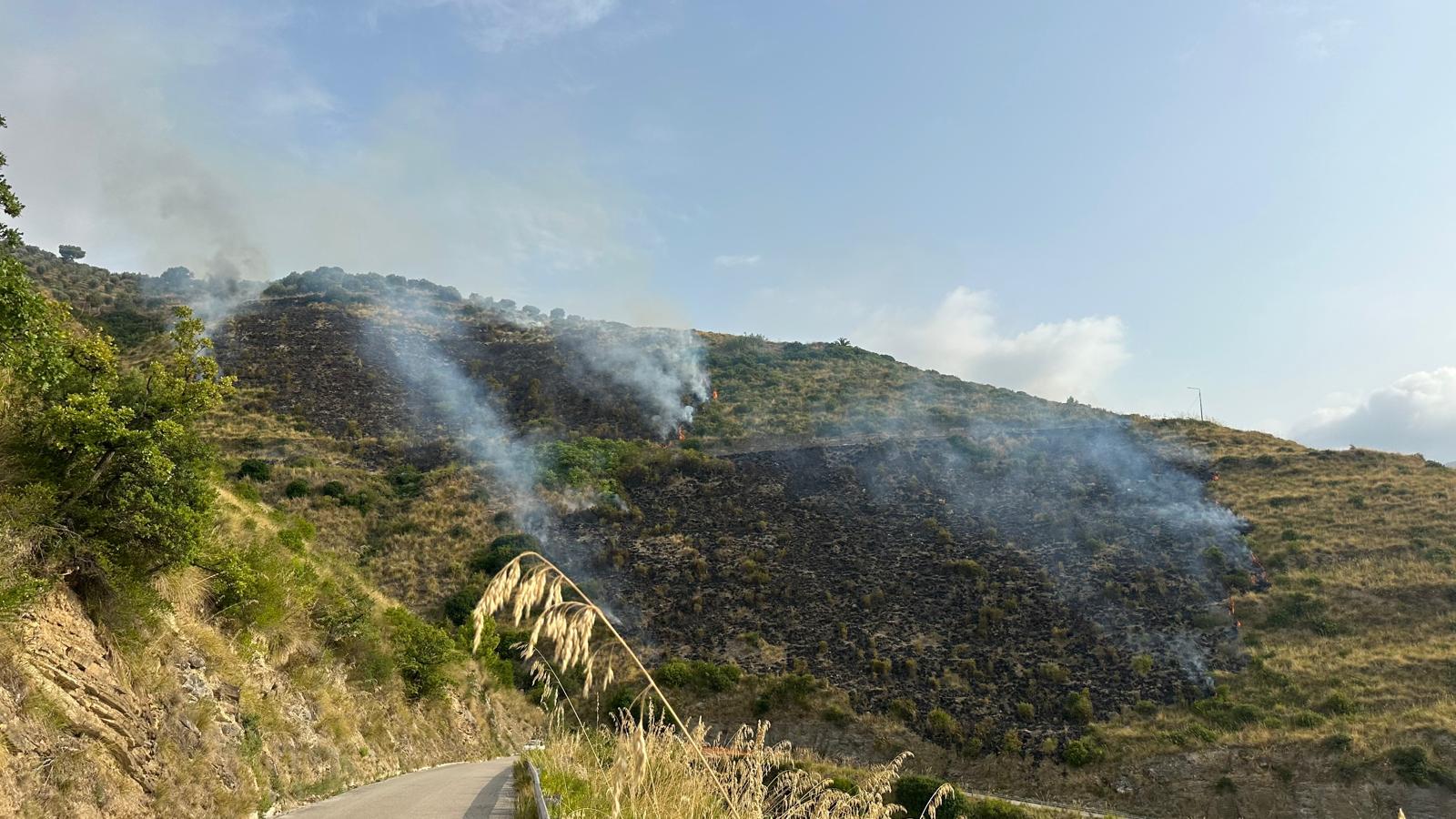 Due incendi a Montecorice, fiamme a Ortodonico e Pistacchio: squadre al lavoro