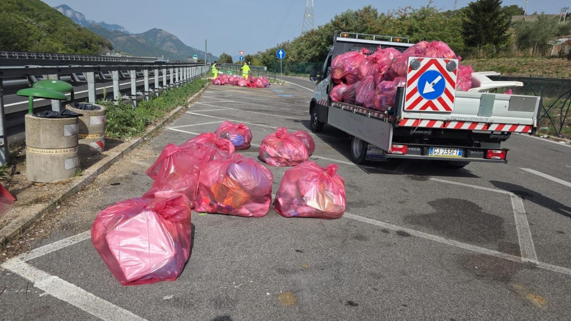 Quintali di rifiuti sulla A2, Anas interviene con la polizia stradale a Polla