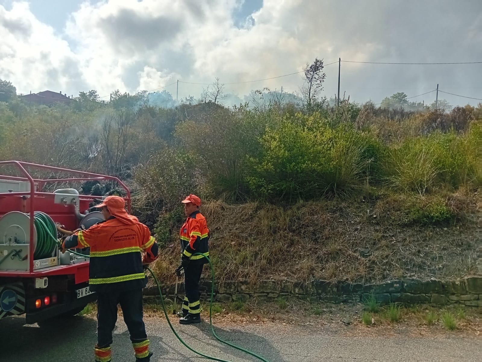 Nuovo incendio a Casal Velino, fiamme in località San Giorgio: in azione le squadre AIB