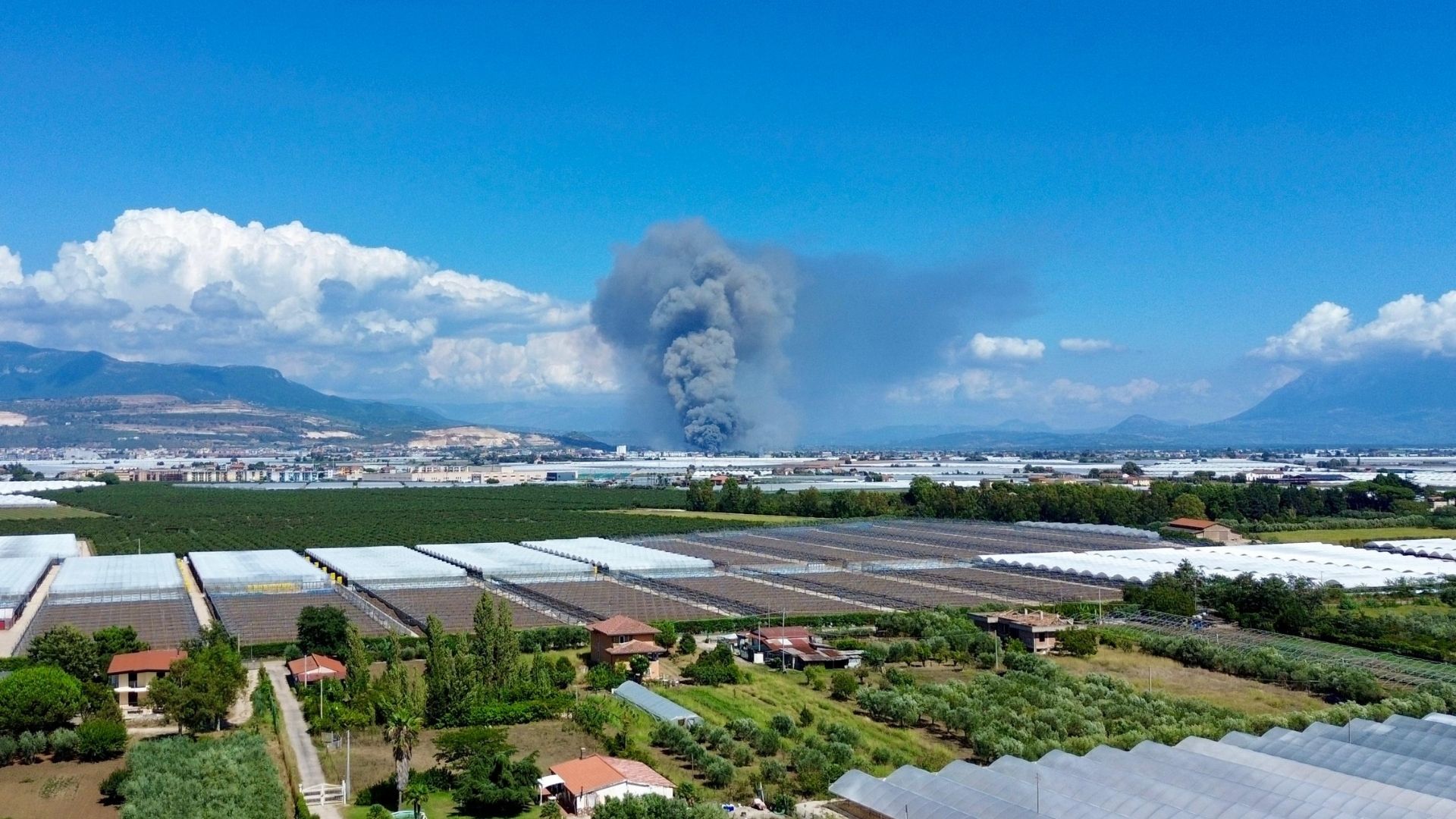 Battipaglia, incendio in un terreno abbandonato: fiamme raggiungono un capannone
