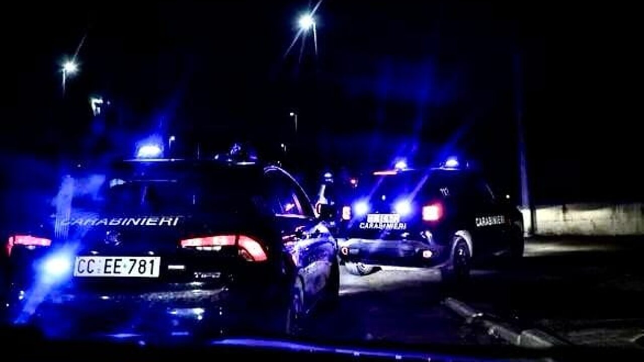 Ladri scoperti a rubare in casa: due arresti, indagini su complici