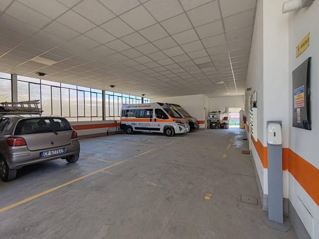 Cade dal tetto di un capannone: grave operaio 39enne