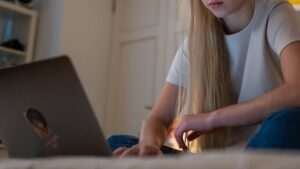 Nuove tendenze digitali: come si diffonde e si normalizza l’odio online