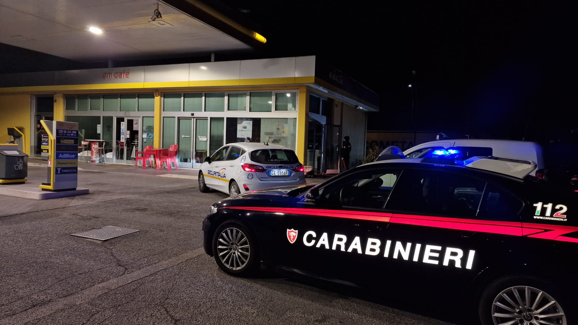 Pontecagnano, tentato furto al distributore: ladri in fuga a mani vuote