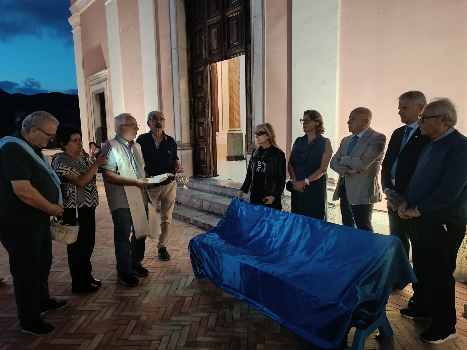 Morigerati, inaugurata la ‘panchina azzurra’ per la sensibilizzazione sulla Sindrome di Sjögren