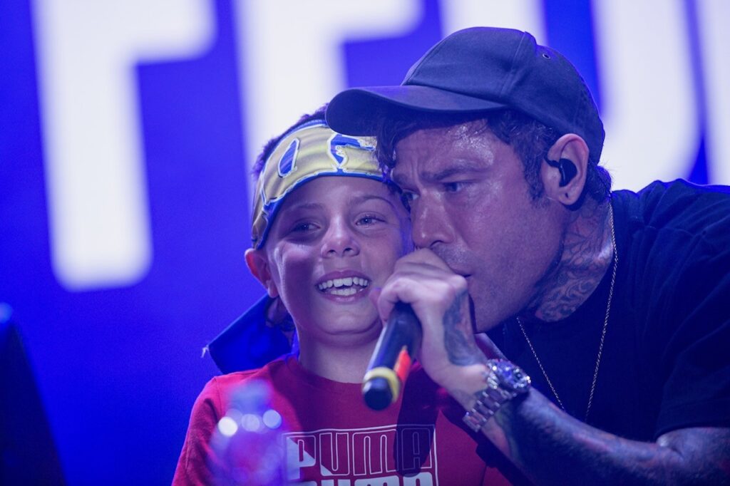 Fedez accende Sanza e fa salire un bambino sul palco a cantare con lui