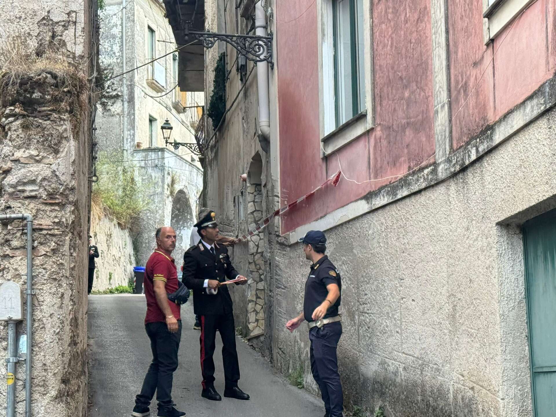 Femminicidio a Montecorvino Rovella, caccia all’ex compagno in fuga: trovato un biglietto