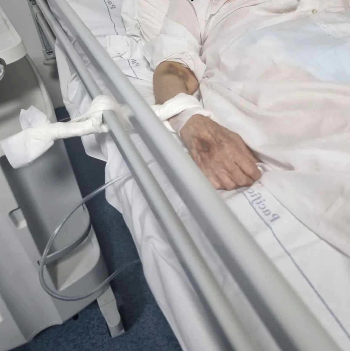 Salerno, paziente legata al letto in ospedale: aperta un’indagine interna