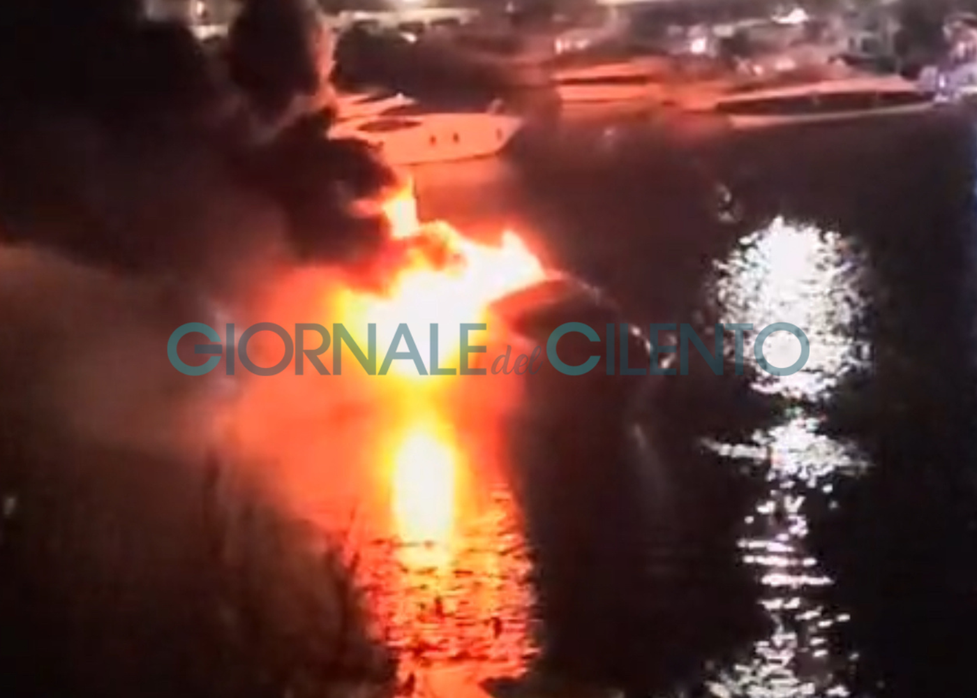 Paura al porto di Sapri, imbarcazione avvolta dalle fiamme: evitata la tragedia