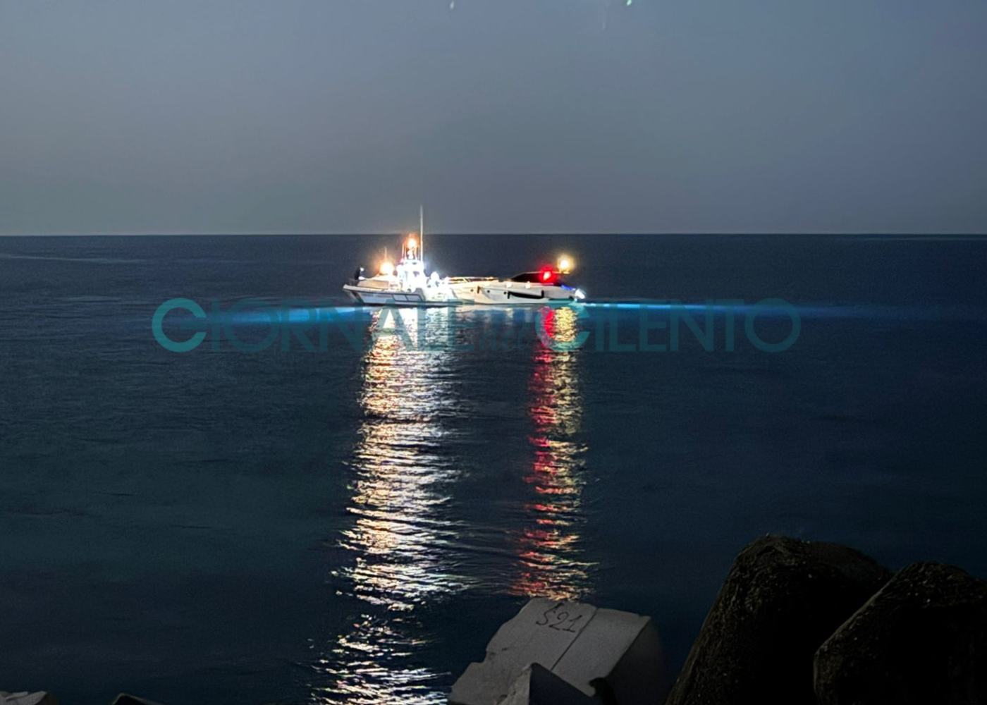 Barca alla deriva rischia di schiantarsi contro il porto di Marina di Camerota