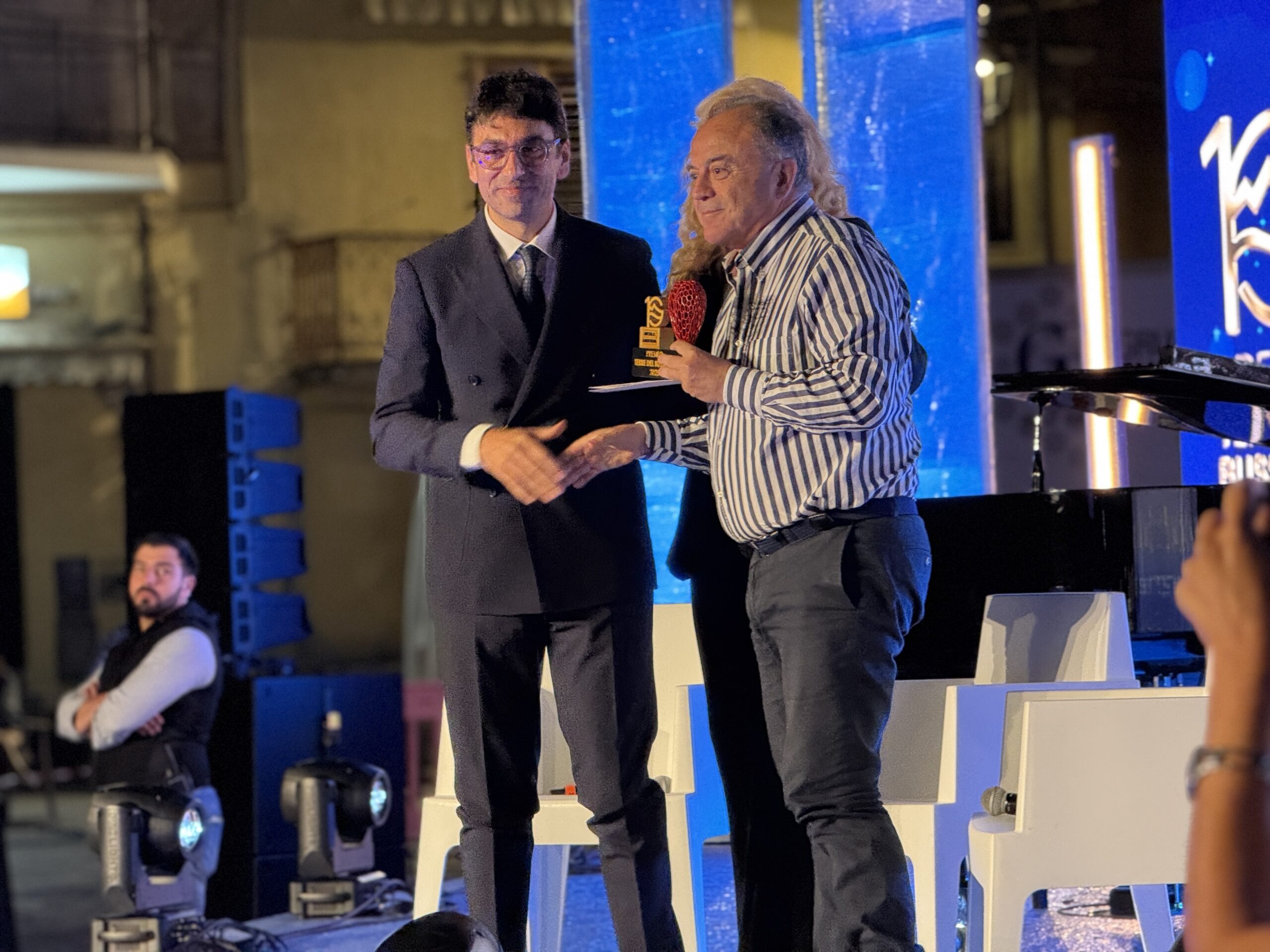 Sapri: Gratteri apre con il pienone il Premio Terre del Bussento, Ovadia commuove ricordando Mastrogiovanni