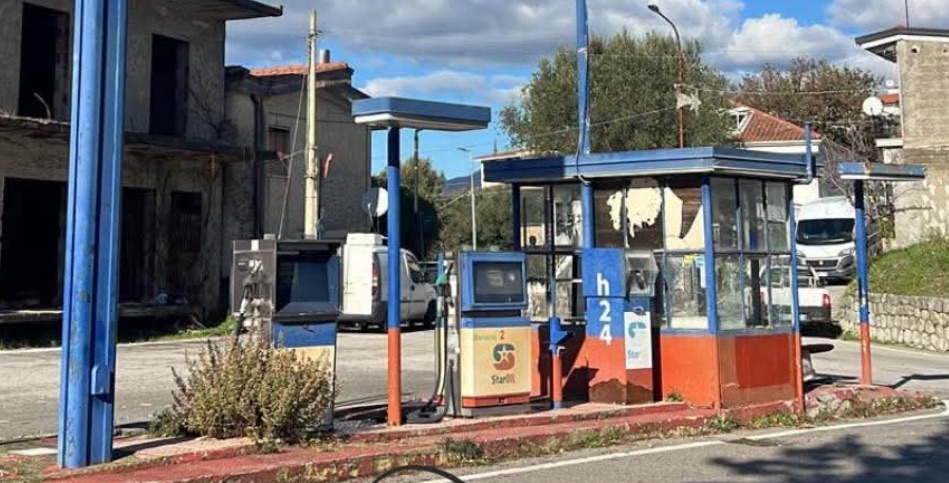 Rimosso l’ex distributore di carburante di Foria di Centola