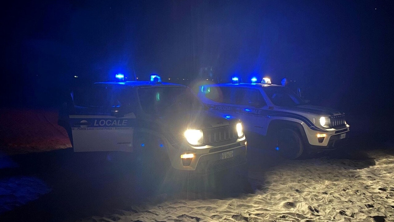 Minorenni sorpresi di notte in spiaggia ad Agropoli: uno era scappato di casa