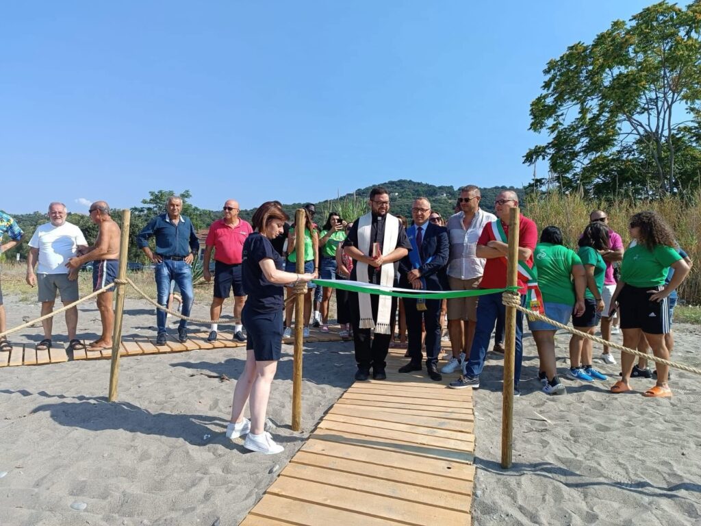 Villammare inaugura la “spiaggia inclusiva”: il mare senza barriere per tutti
