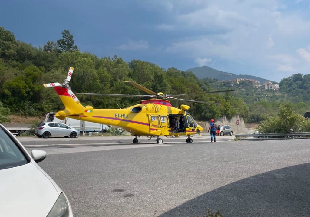 Incidente sulla Bussentina a Caselle in Pittari: centauro 50enne ferito, trasportato al Ruggi