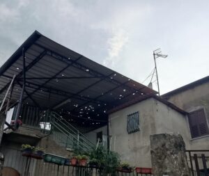 Grandinata danneggia abitazione a Valle Cilento: tettoia bucata dalle forti precipitazioni