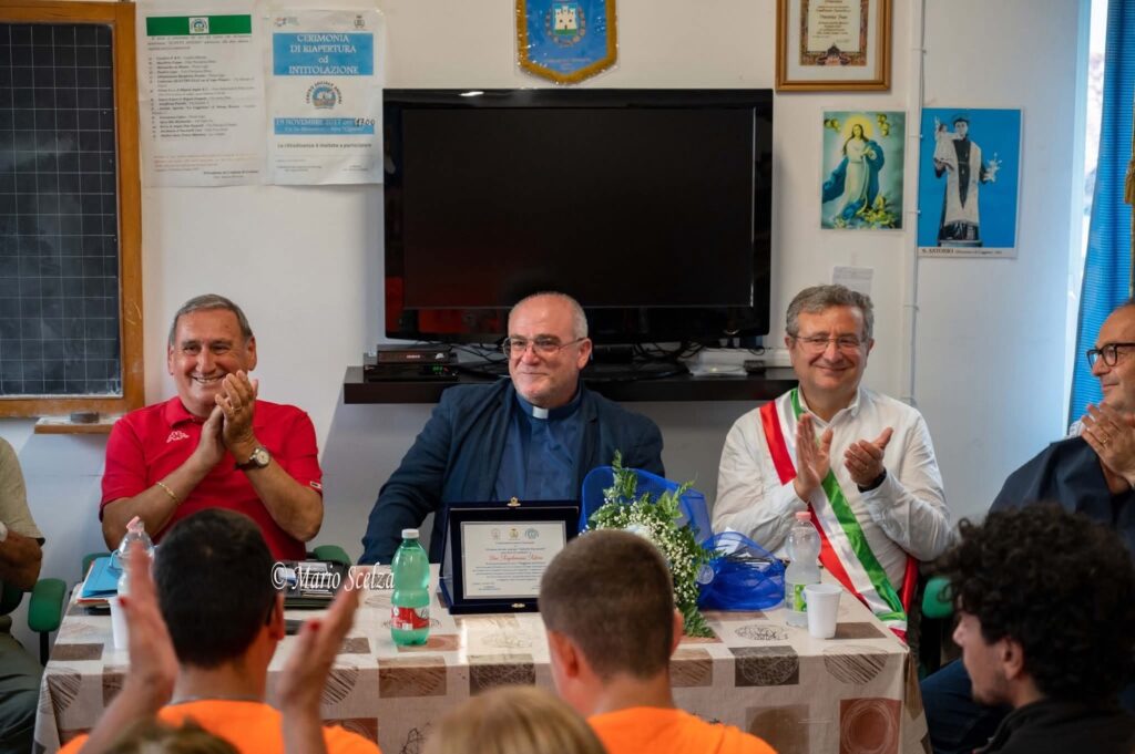 A Don Angelomaria Adesso il riconoscimento civico “Caggiano nel cuore” 2025