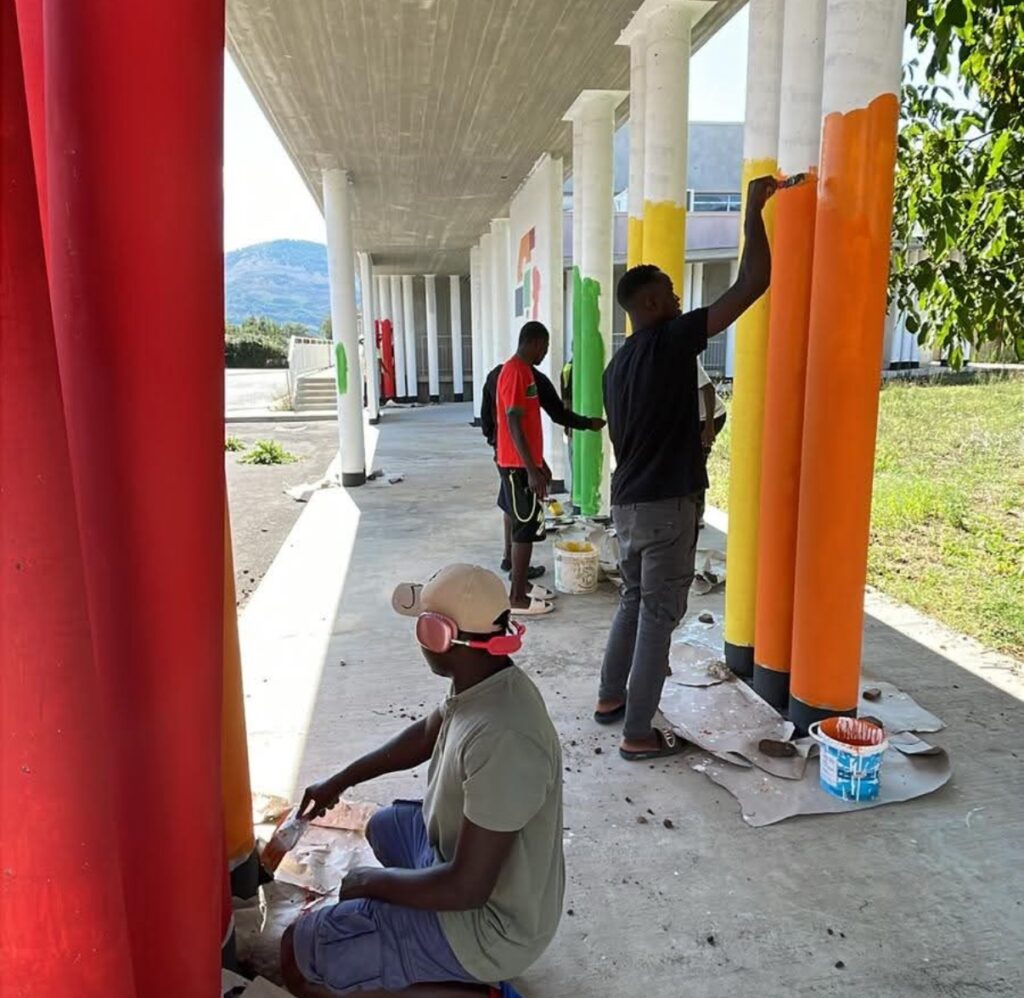 Padula, i ragazzi del progetto SAI colorano il polo scolastico di Cardogna