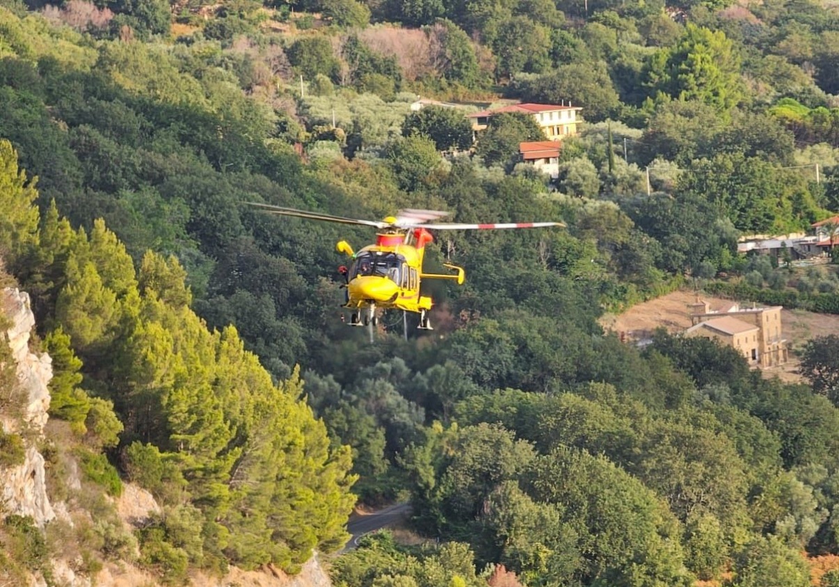 Capaccio, parapendista precipita in zona Madonna del Granato: salvato