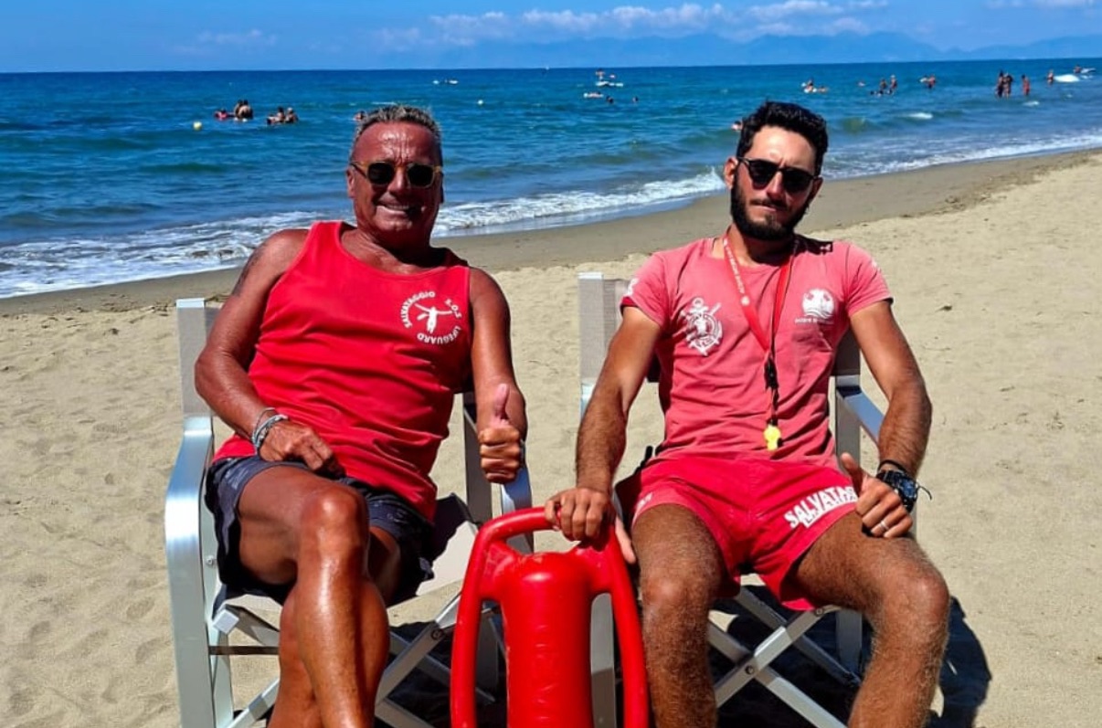 Mare mosso, bagnini salvano padre e figlio a Capaccio Paestum