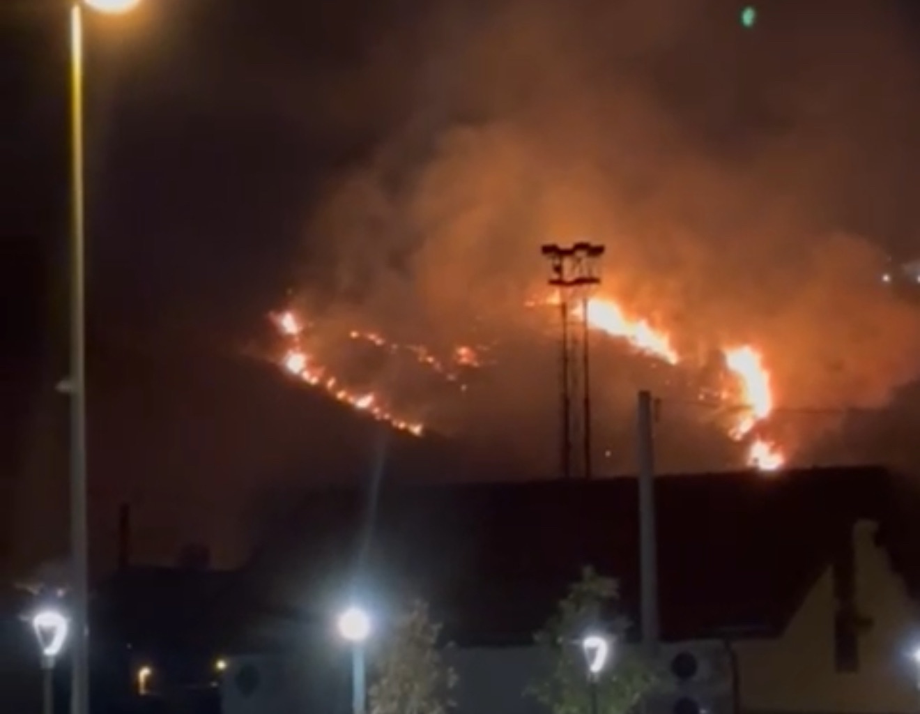 Agropoli, vasto incendio nella notte: fiamme visibili dalla Cilentana