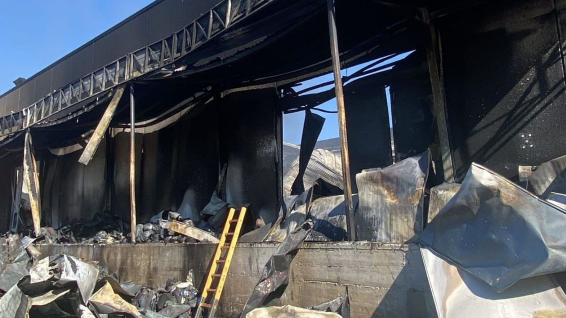 Battipaglia, continua l’intervento dei vigili del fuoco sul caseificio in fiamme