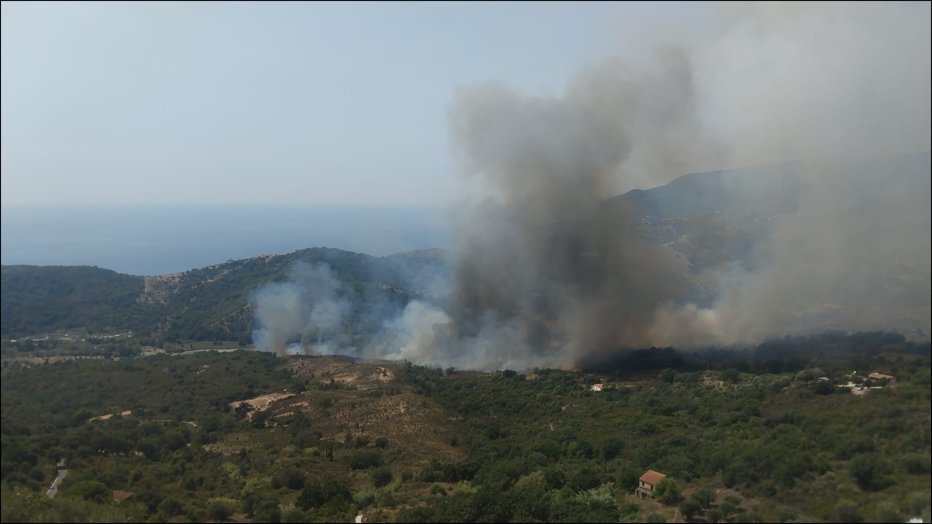 Centola, incendio a Poparo: fiamme minacciano una struttura ricettiva, in arrivo l’elicottero